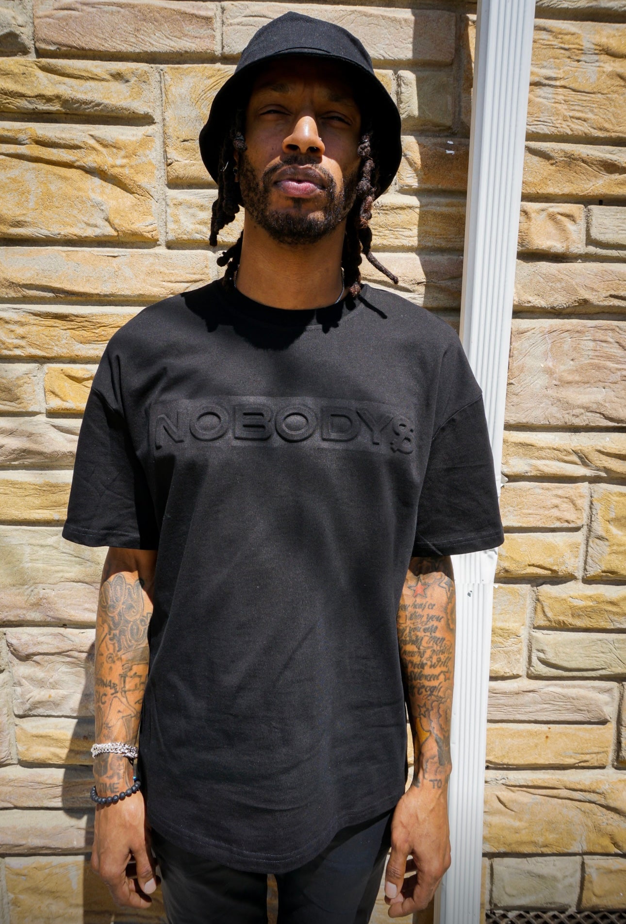 EMBOSSED NOBODYS TEE (NOIR)
